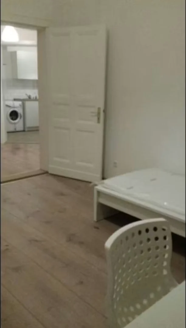 Habitación estudiantil luminosa y aireada con fácil acceso a la universidad en 
