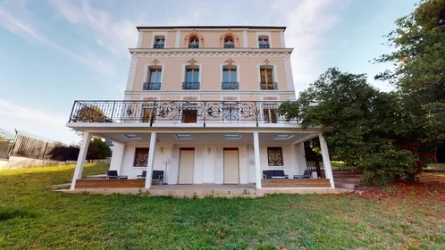Private room at Avenue de la République, Bords de Marne, image 1 of 10