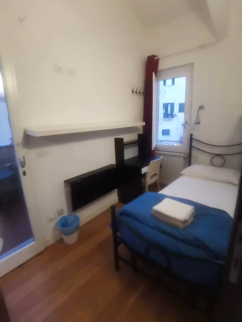 Bezahlbares Zimmer für Studenten mit ausreichender Beleuchtung in