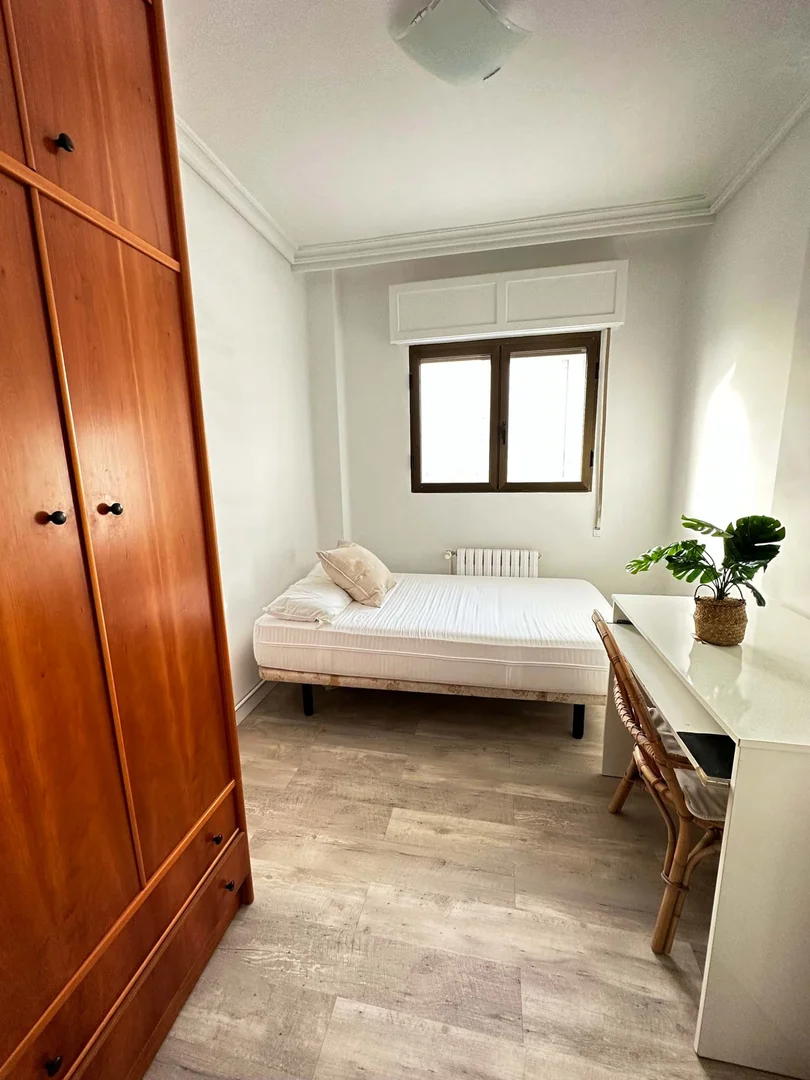 Bezahlbares Zimmer für Studenten mit ausreichender Beleuchtung in 