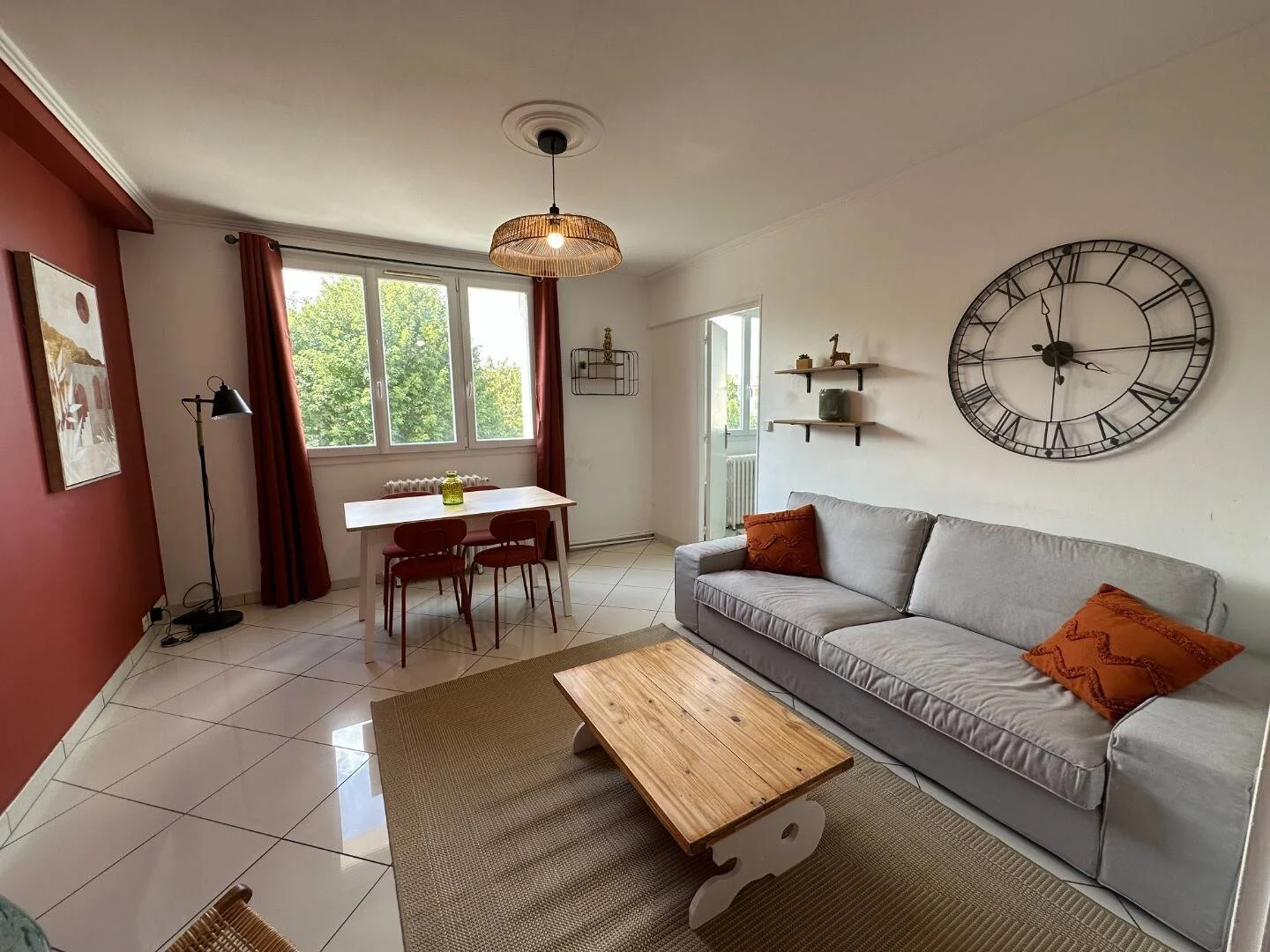 Affordable room for students with ample lighting in 