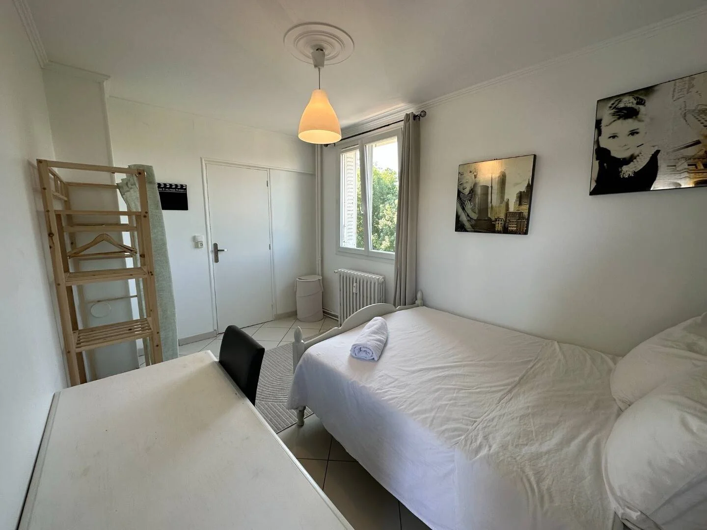 Student-friendly room in  with modern amenities