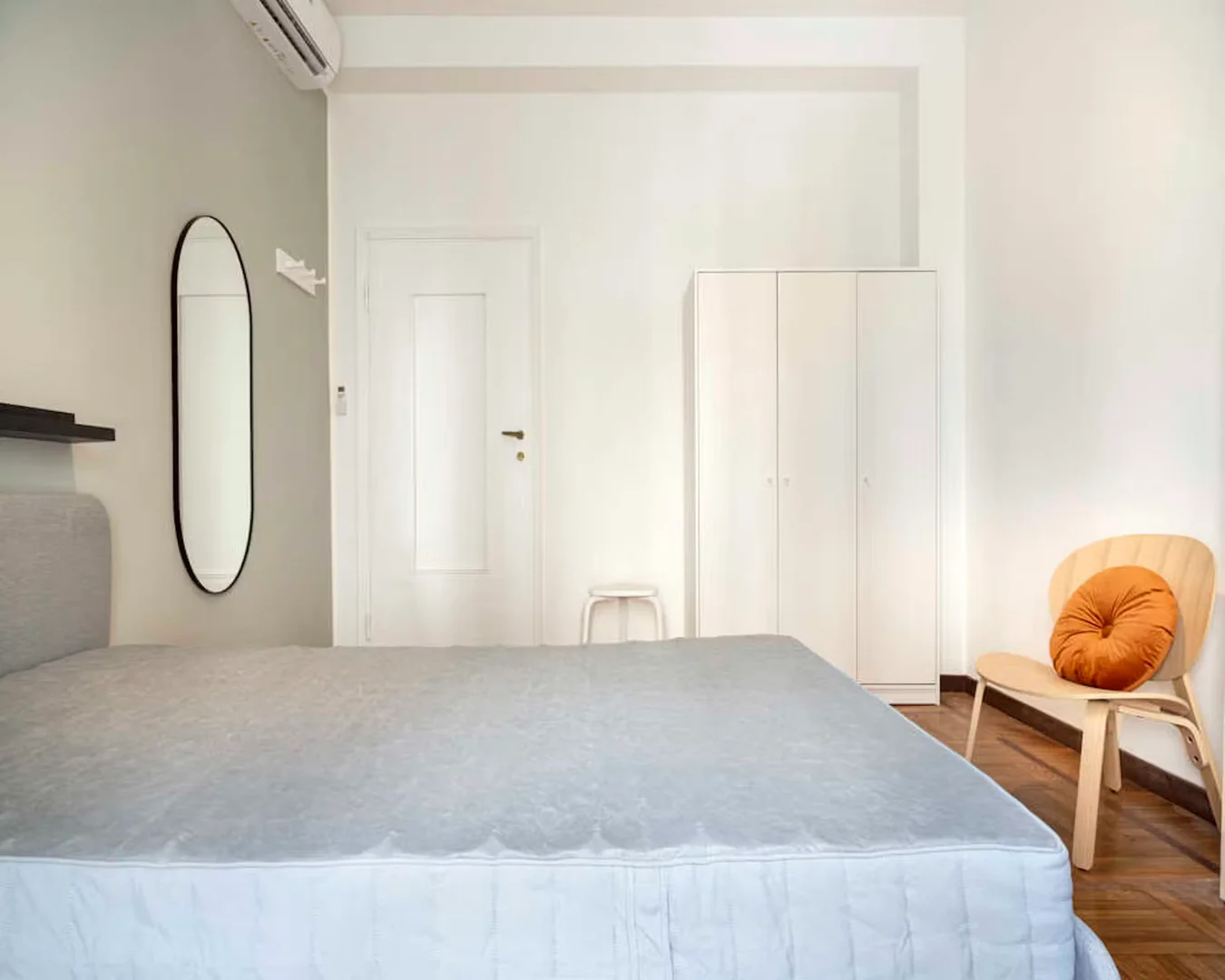 Quarto de estudante confortável e espaçoso em 