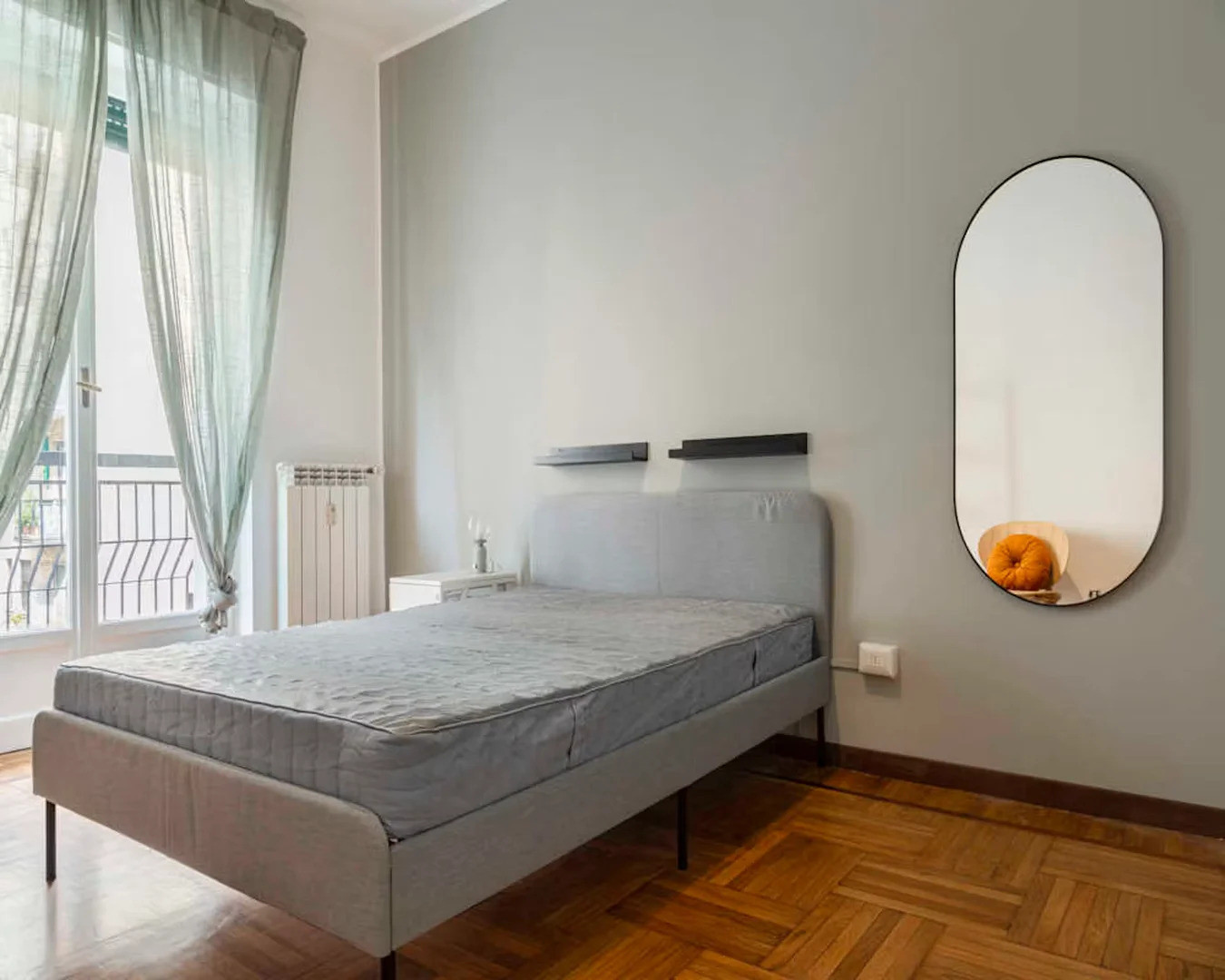 Quarto para alugar em apartamento de estudantes em , totalmente mobilado