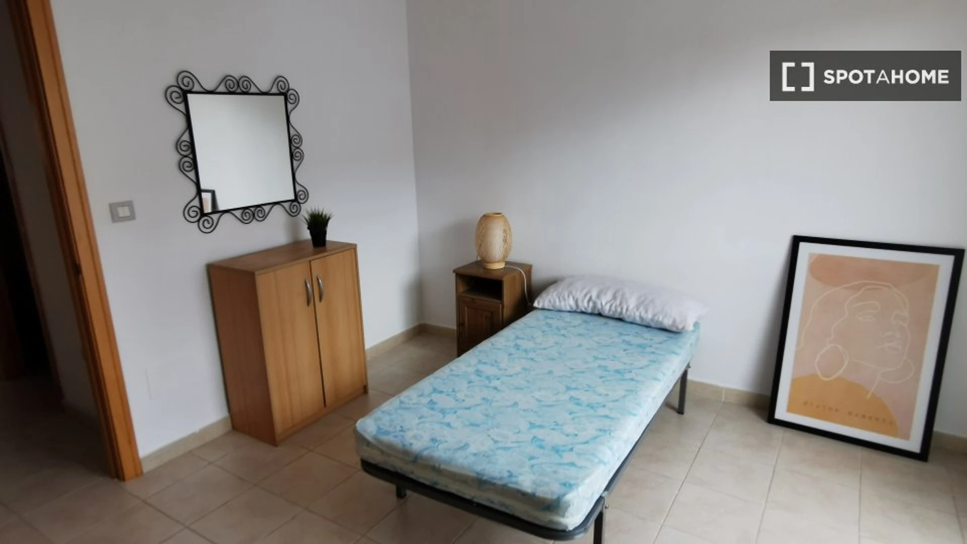 Bright private room in Murcia