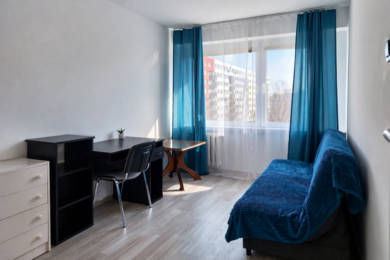 Studentenzimmer in  mit Arbeitsbereich und Gemeinschaftseinrichtungen