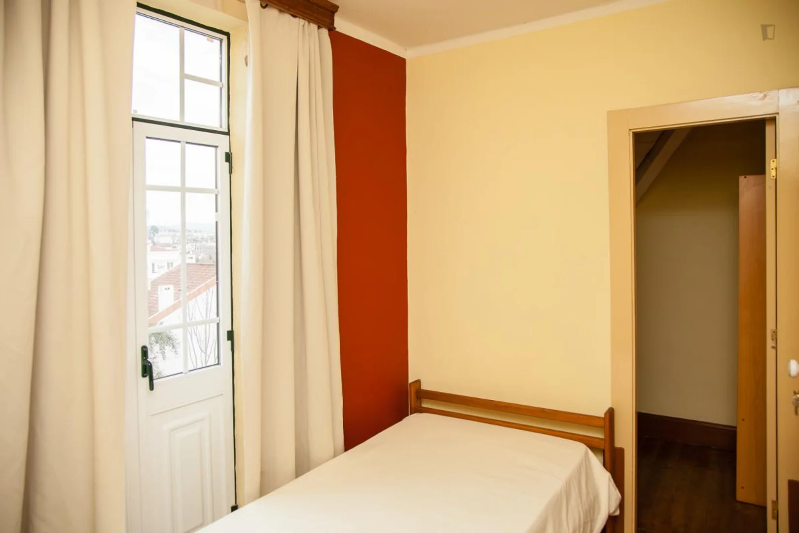 Student-friendly room in  with modern amenities