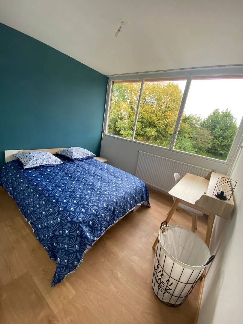 Habitación estudiantil funcional perfecta para estudiar en 