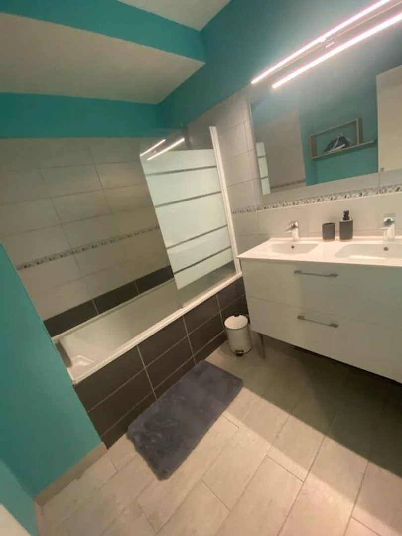 Habitación estudiantil funcional perfecta para estudiar en 