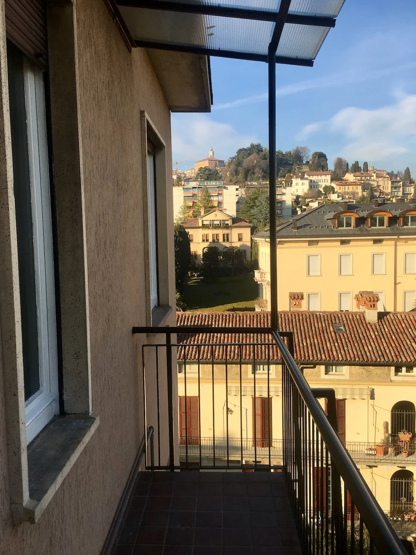Zimmer mit Doppelbett zu vermieten Bergamo