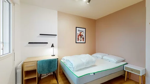 {area} de çift kişilik yataklı kiralık oda
