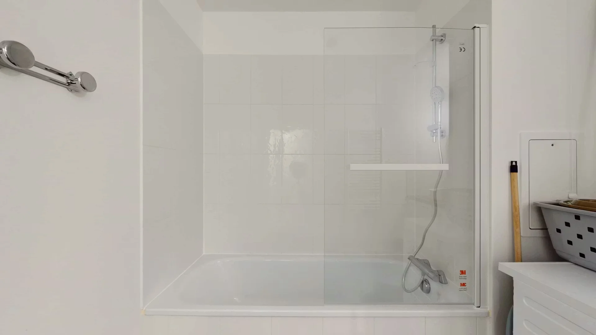 Quarto de estudante luminoso e arejado com acesso fácil à universidade em 