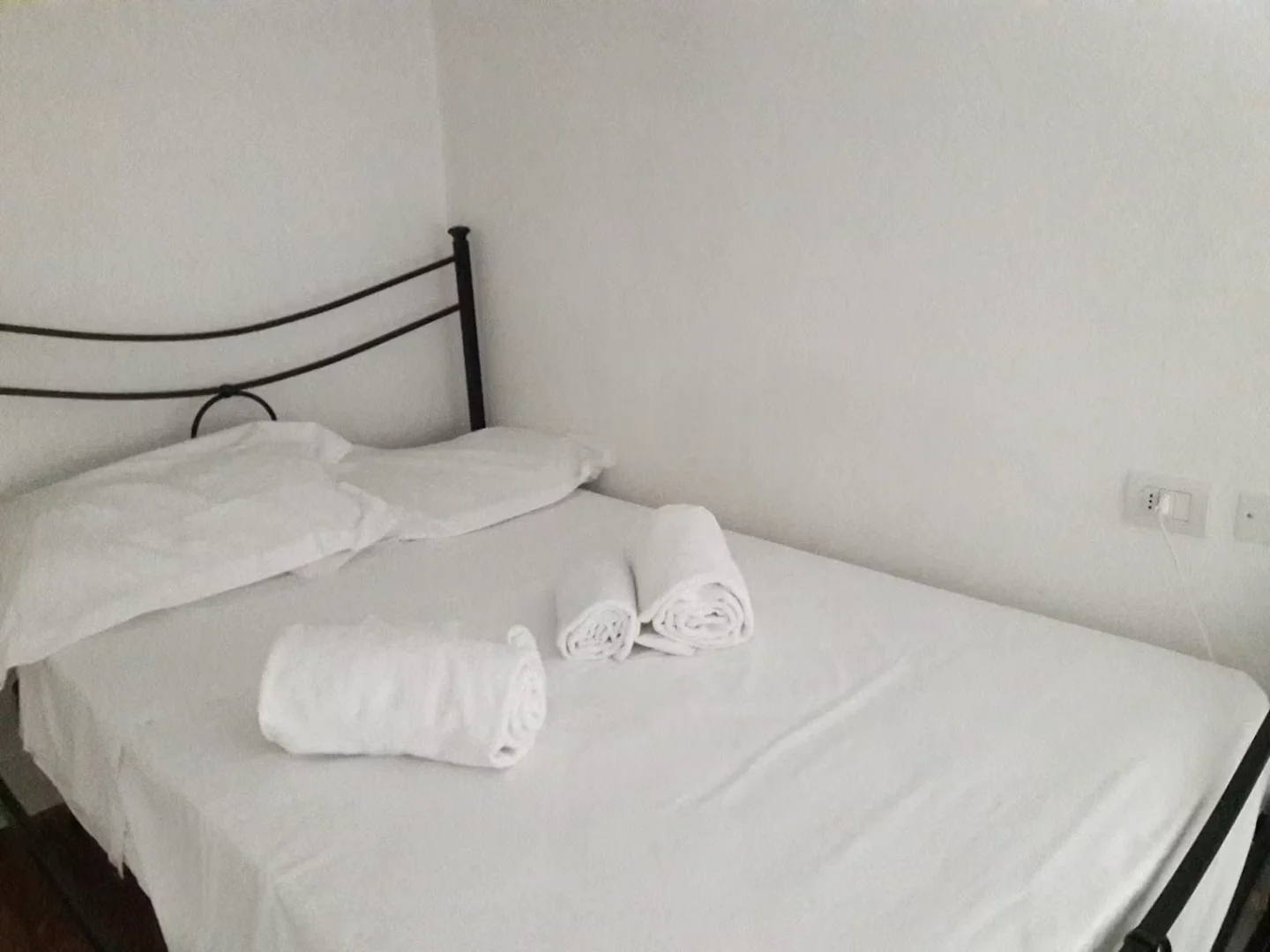 Quarto de estudante em  com área de estudo e instalações partilhadas