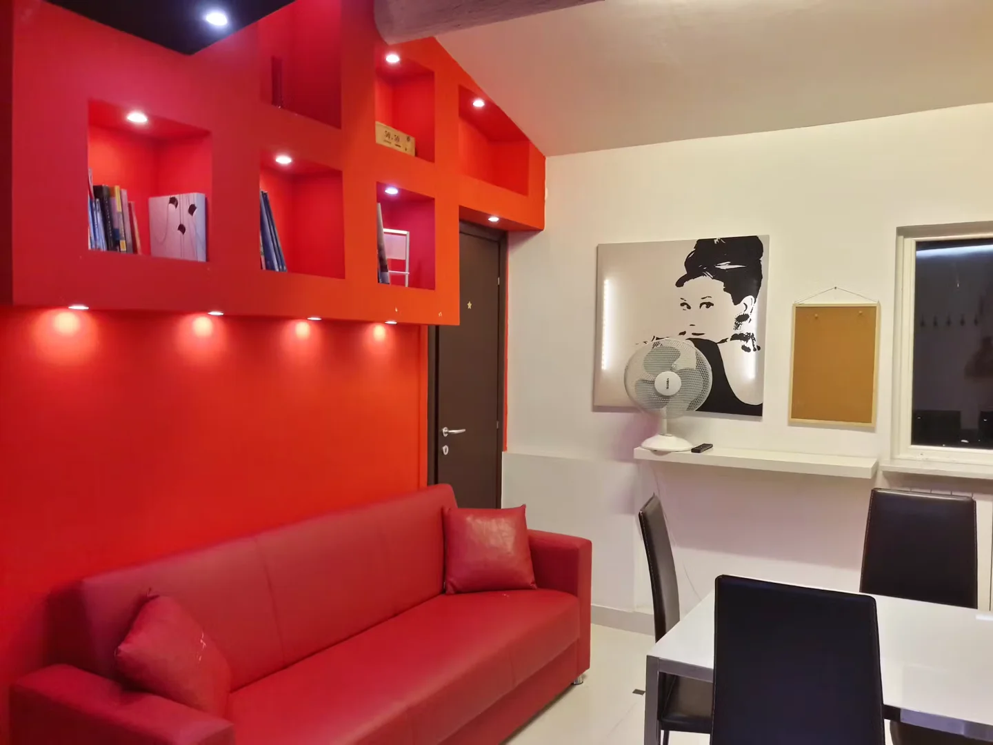 Quarto acessível para estudantes com iluminação ampla em 