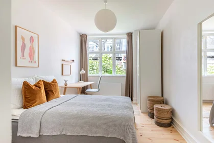 Zimmer mit Doppelbett zu vermieten {area}