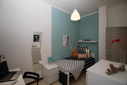 Quarto para alugar com cama de casal em Brescia