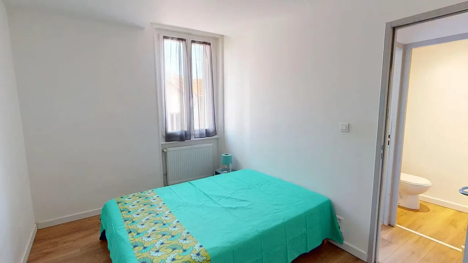 Comfortable and spacious student room in