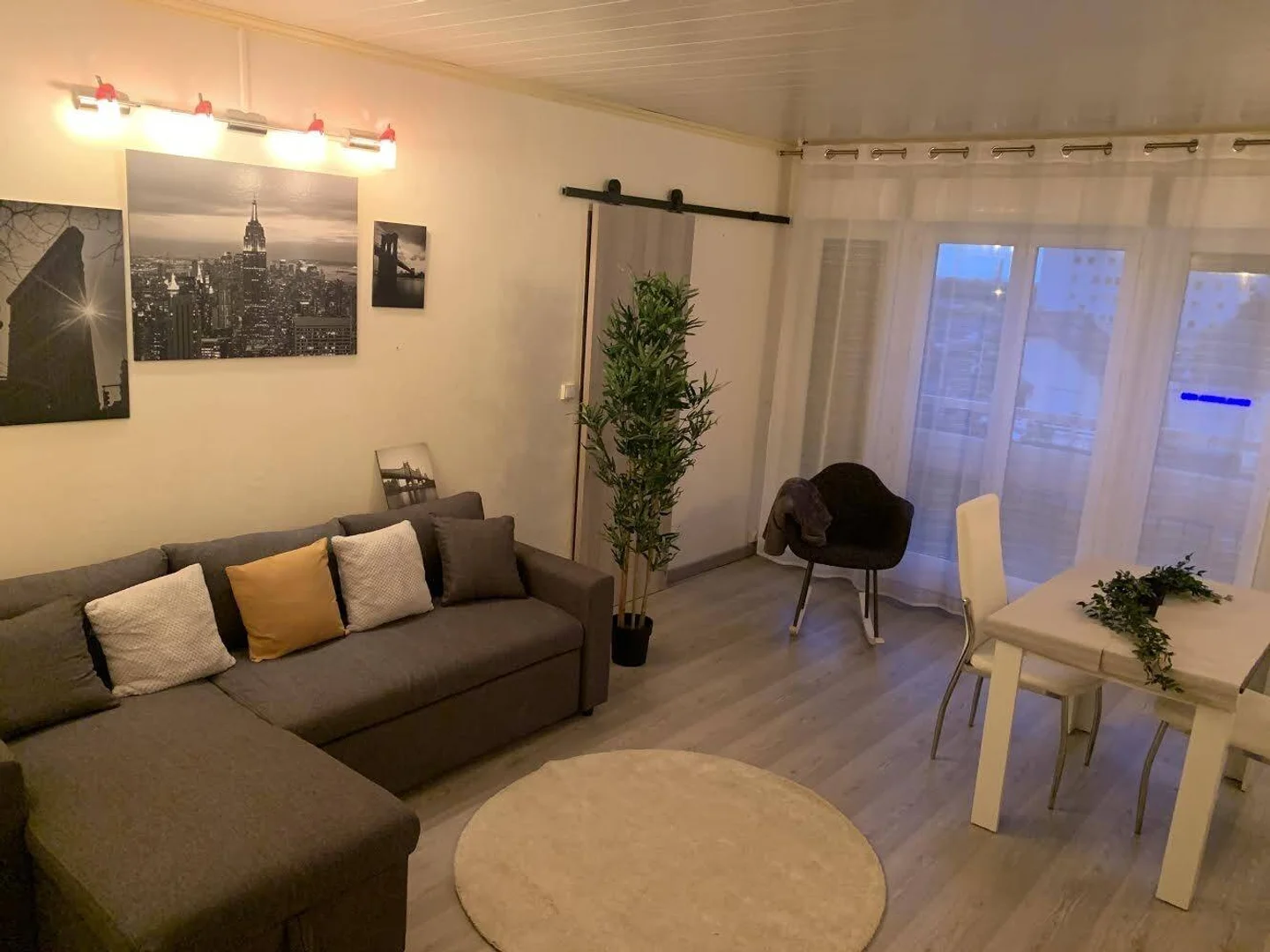 Quarto de estudante económico com localização conveniente em 