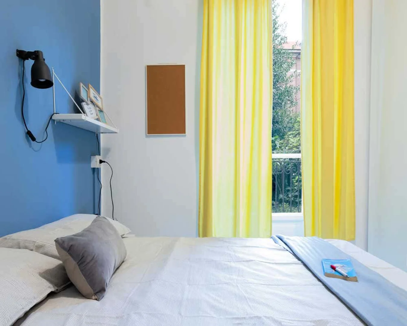 Quarto de estudante em  com área de estudo e instalações partilhadas