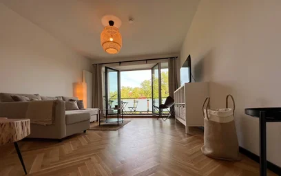 Apartamento moderno e brilhante em {area}