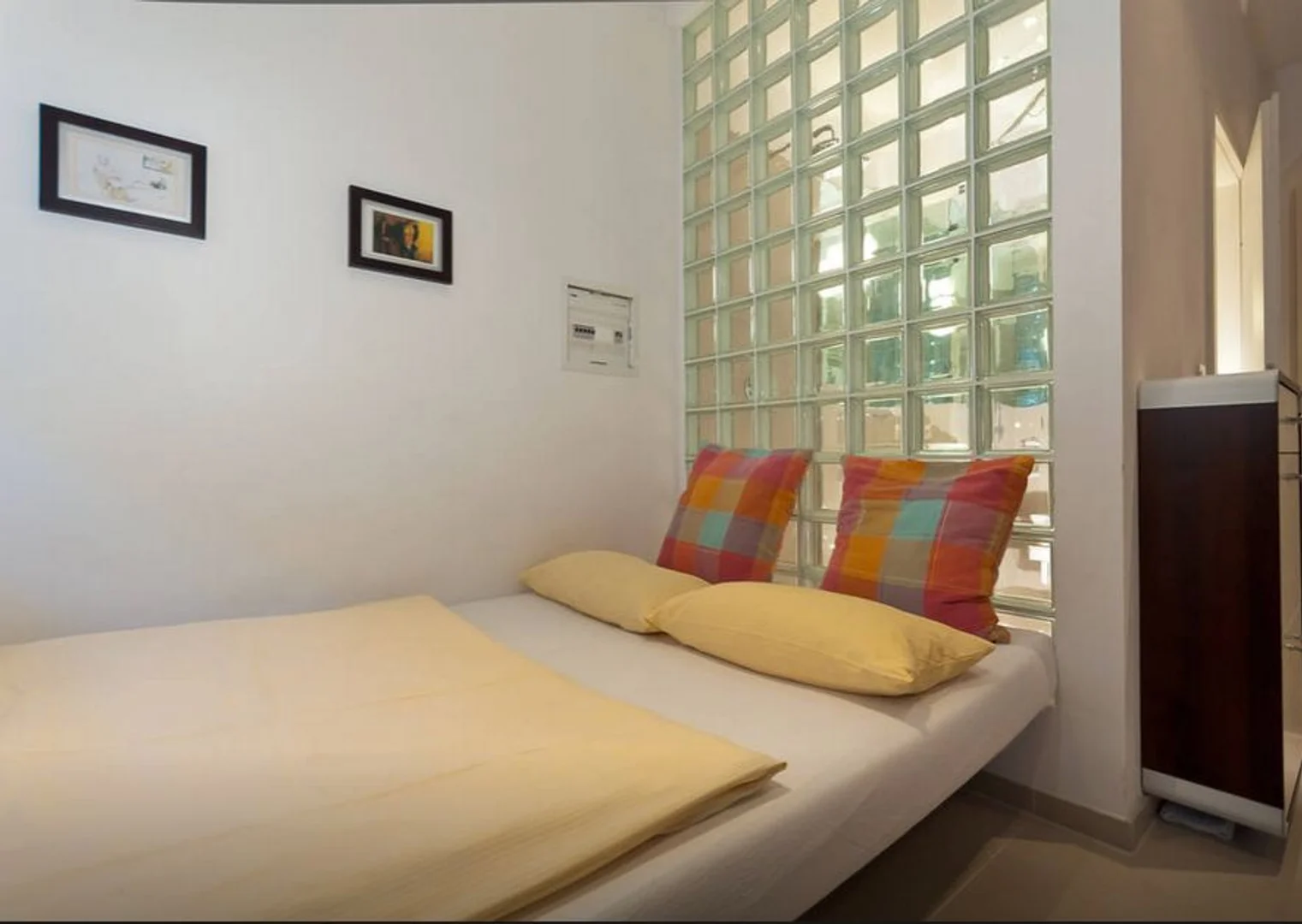Chambre confortable pour étudiants disponible dans 