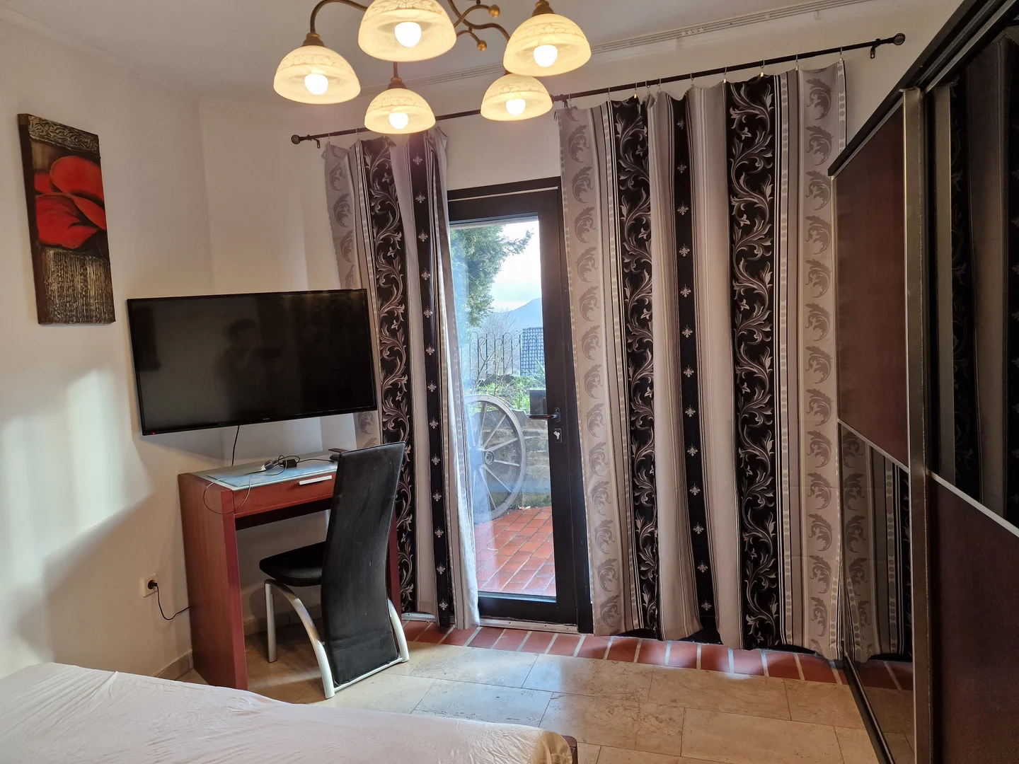 经济实惠的学生房间，在有充足的照明