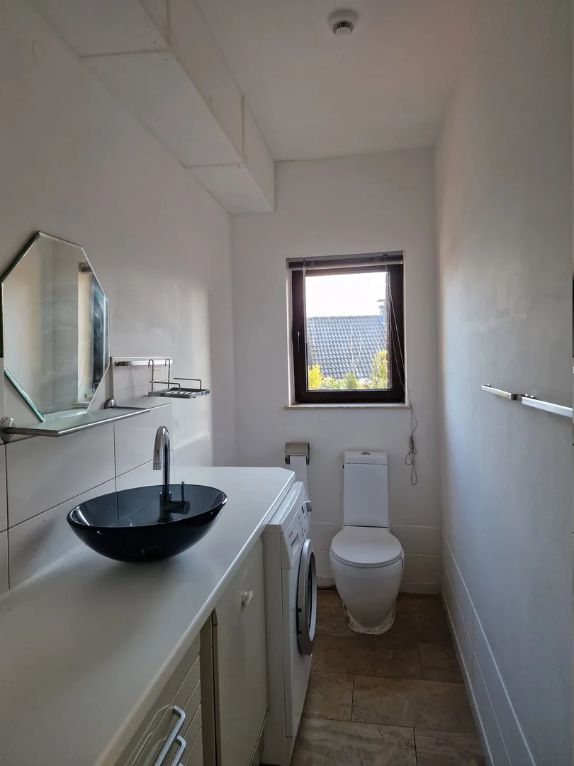 学生公寓房间出租，家具齐全