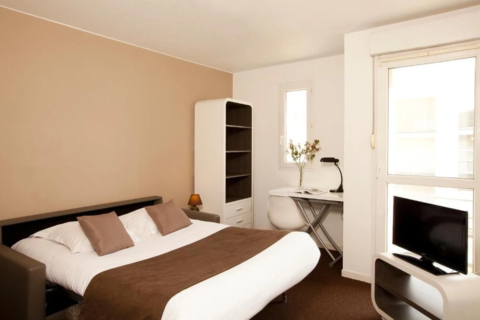 Renting rooms by the month in La Rochelle