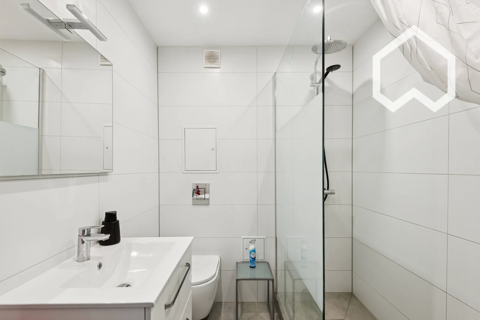 Habitación estudiantil funcional perfecta para estudiar en