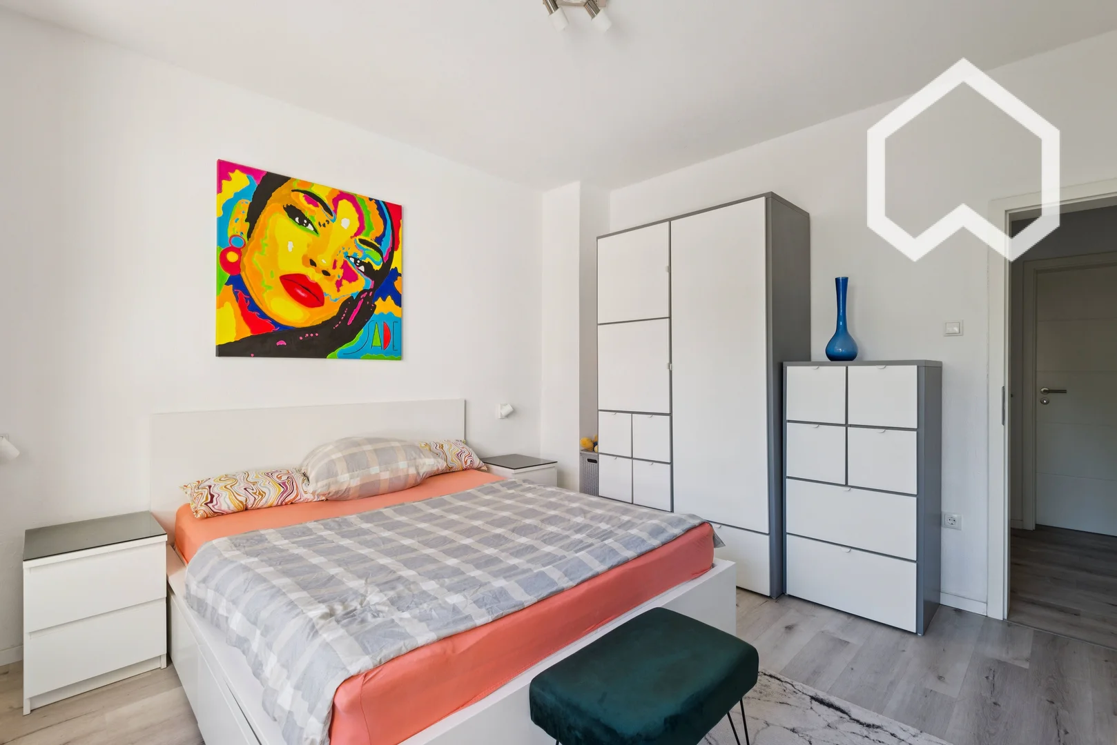 Habitación estudiantil luminosa y aireada con fácil acceso a la universidad en