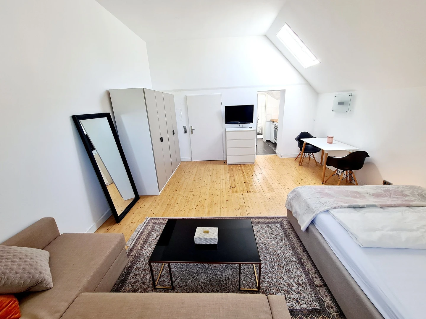 Komplette Wohnung voll möbliert in Wiesbaden