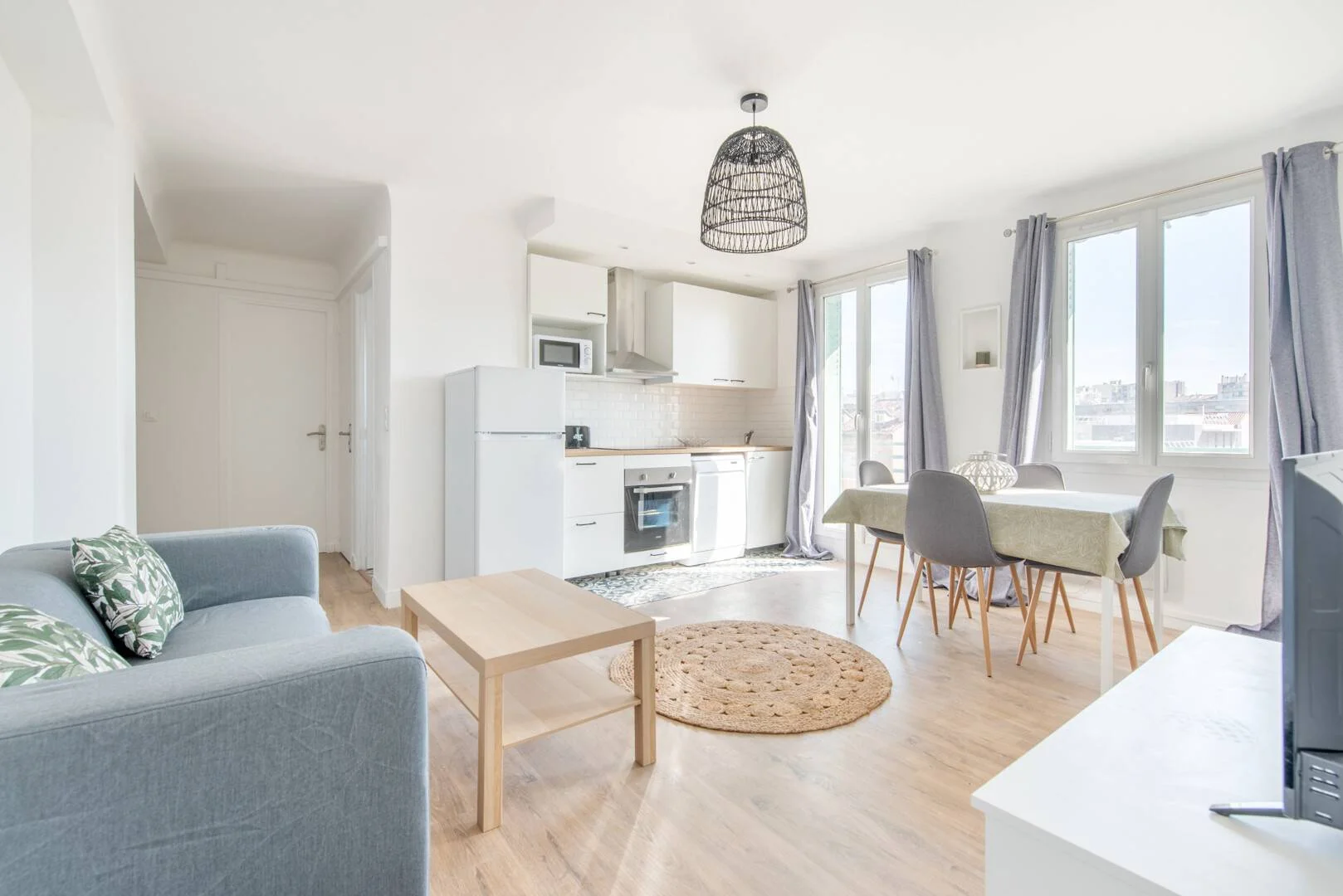 Affordable room for students with ample lighting in 