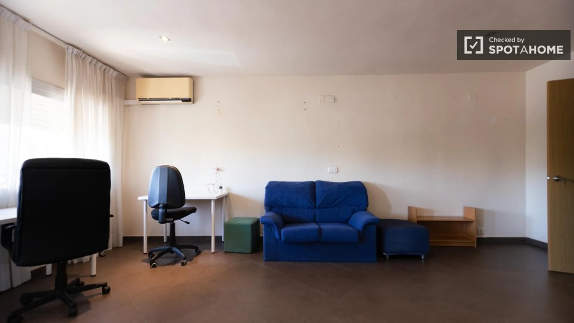 Confortevole e spaziosa stanza per studenti in 