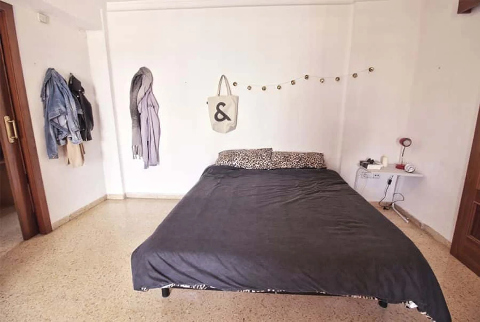 Stanza per studenti luminosa e ariosa con facile accesso all'università a 