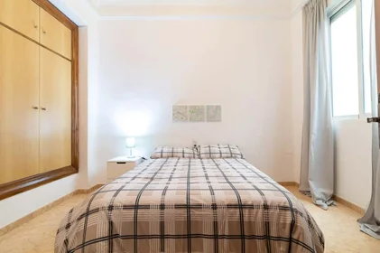 Private room at C/ del Gral. San Martín, 3, 46004 València, Valencia, Spain, image 1 of 17