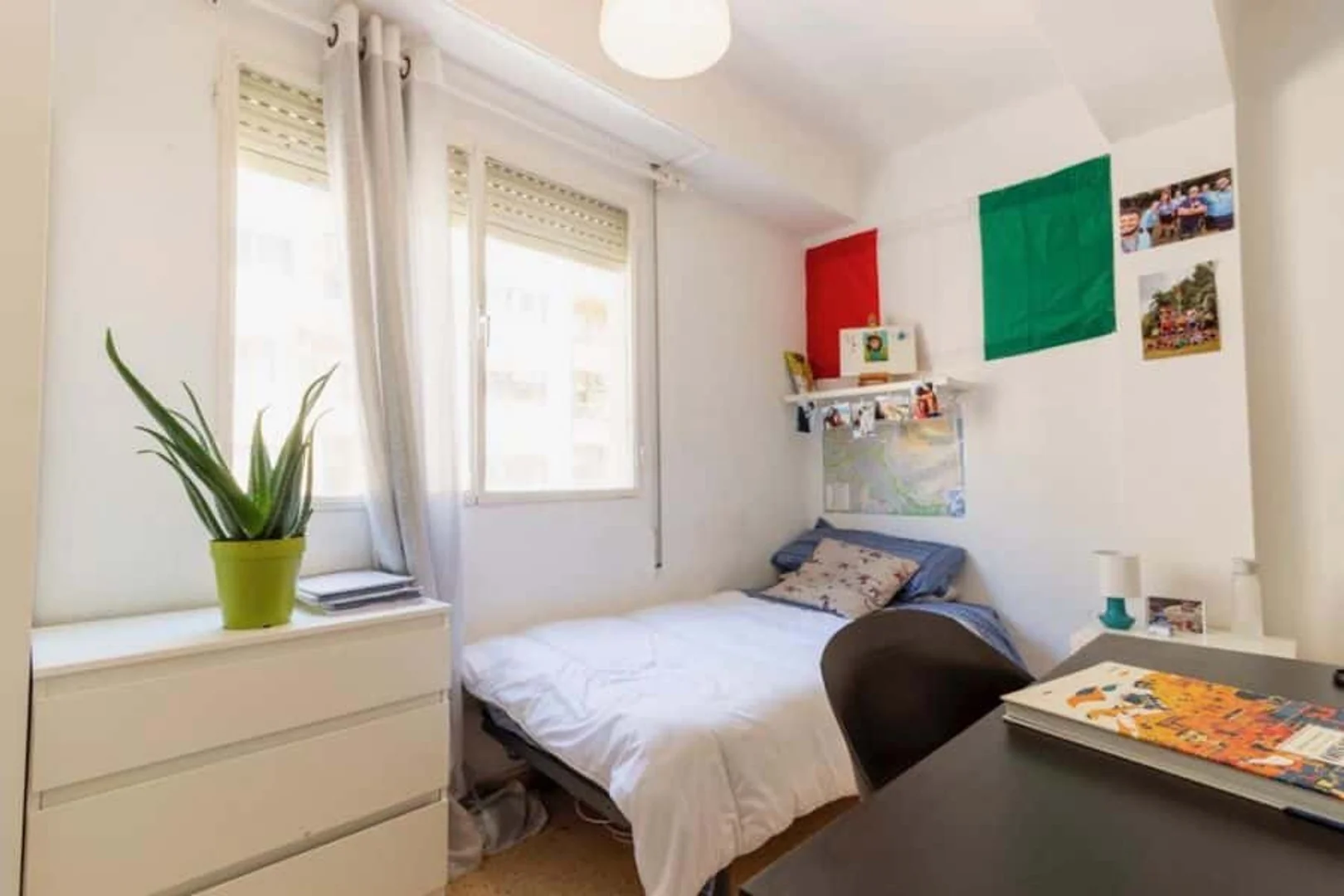 Stanza per studenti luminosa e ariosa con facile accesso all'università a 