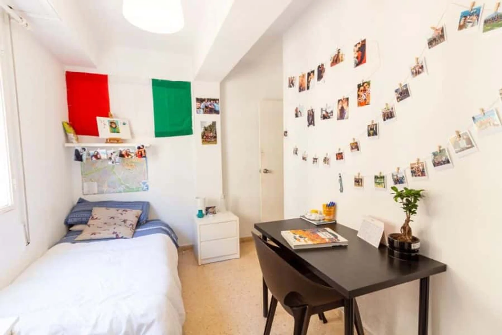 Stanza economica per studenti con ampia illuminazione in 