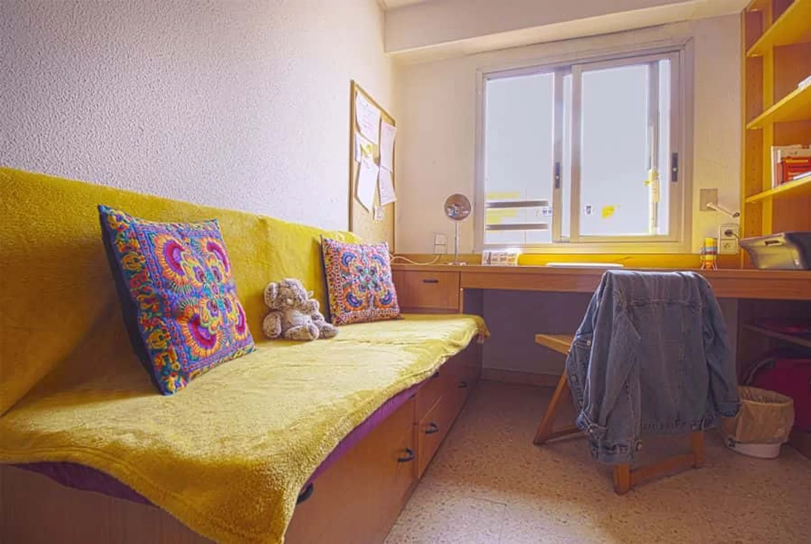 Studentenzimmer in  mit Arbeitsbereich und Gemeinschaftseinrichtungen