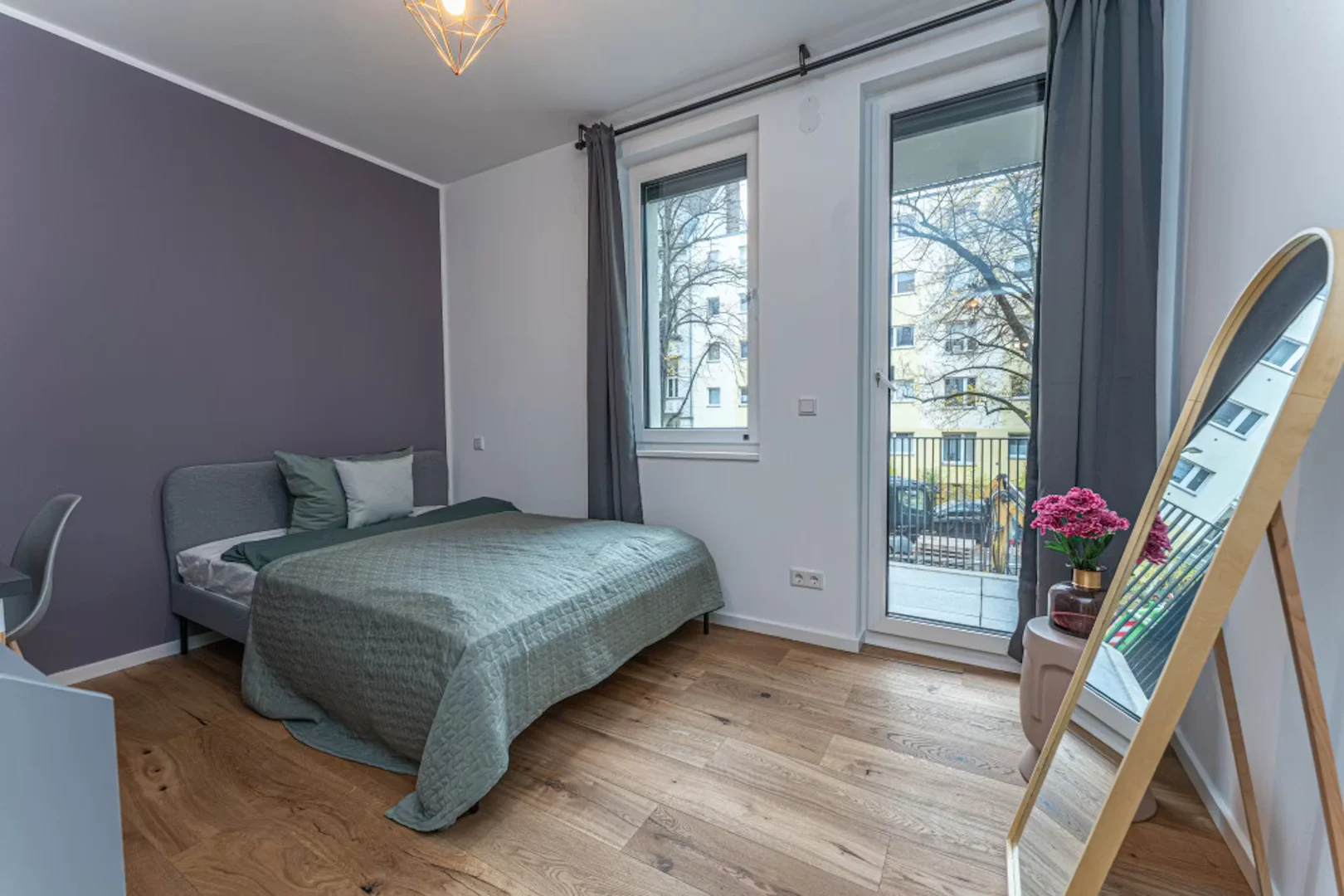 Chambre d'étudiant à  avec espace d'étude et installations communes