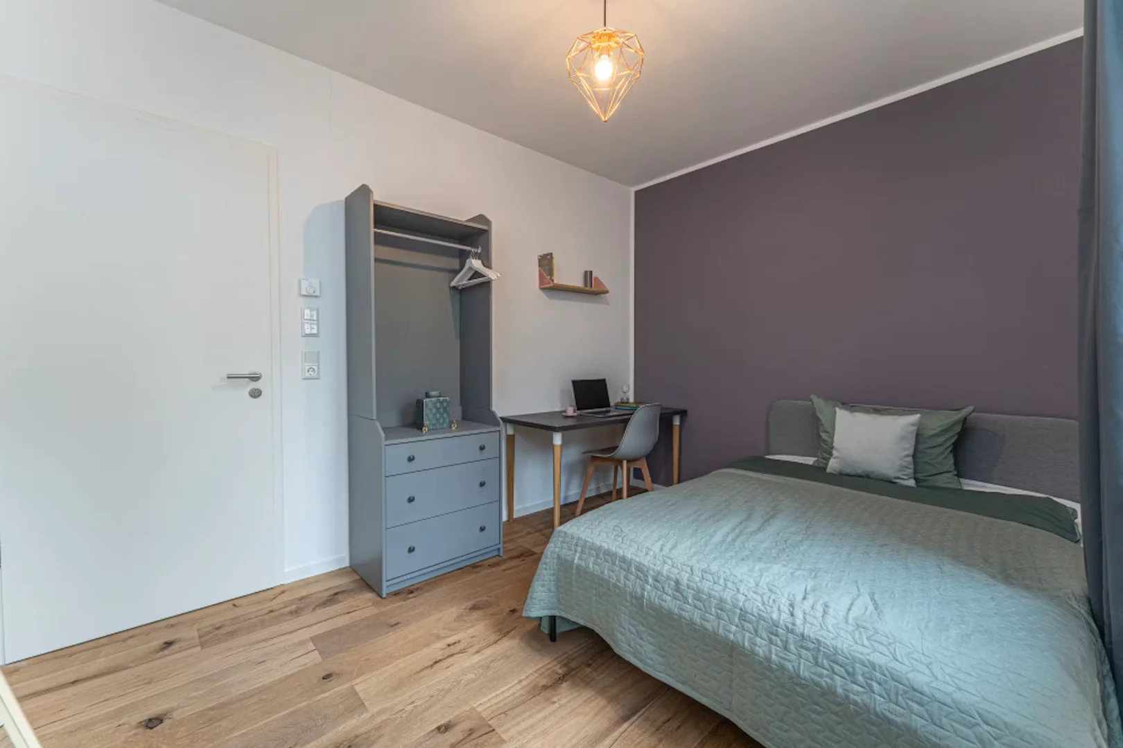 Chambre abordable pour les étudiants avec un bon éclairage dans 