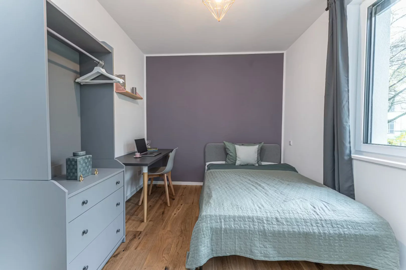 Chambre d'étudiant lumineuse et aérée avec accès facile à l'université dans 