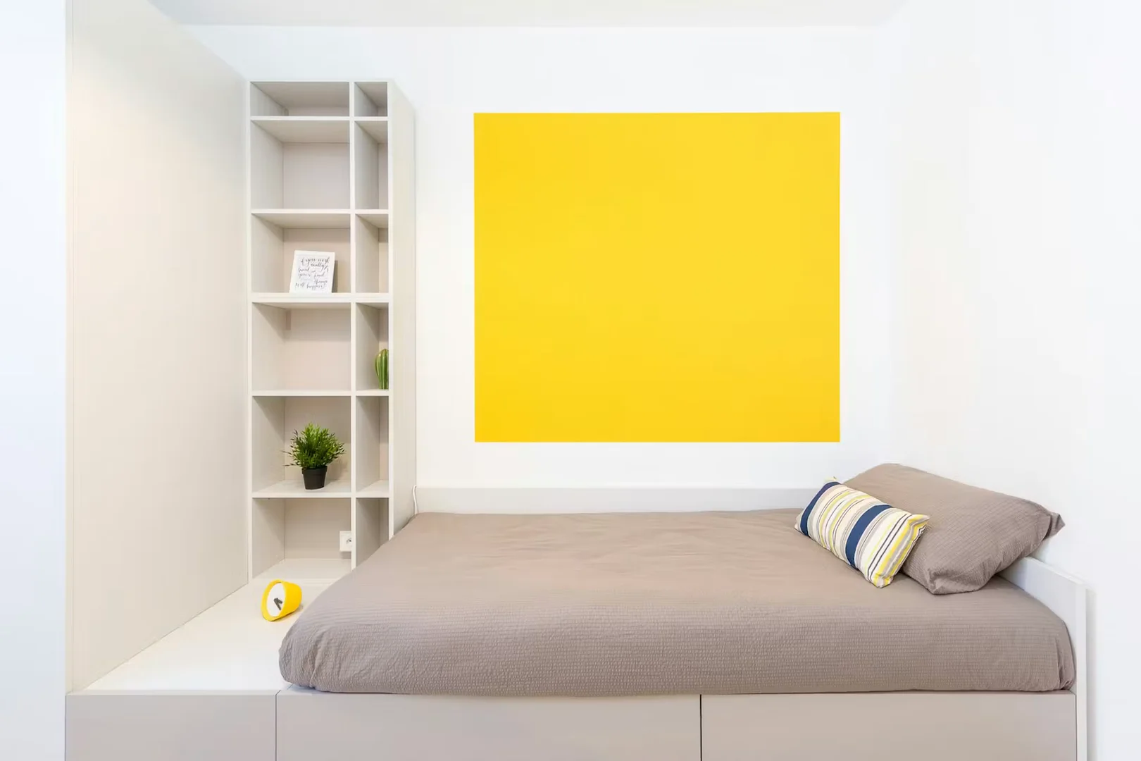 Habitación estudiantil amplia y cómoda en