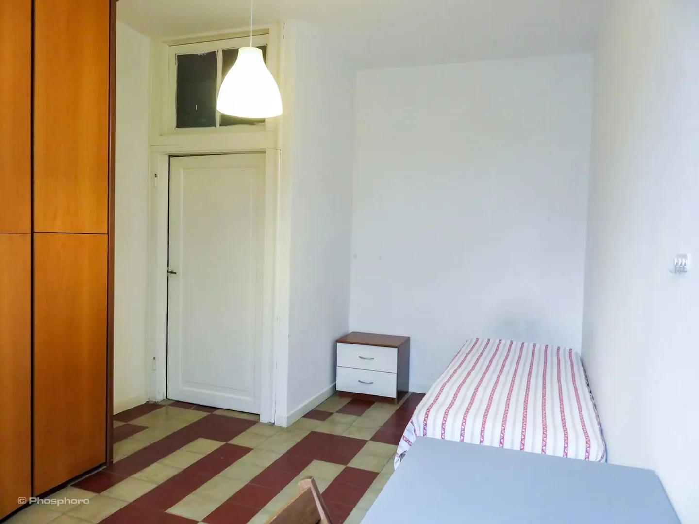 Functional student room perfect for studying in 