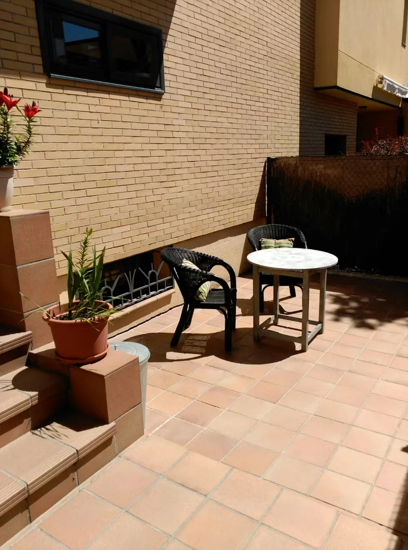 Habitación estudiantil amplia y cómoda en 