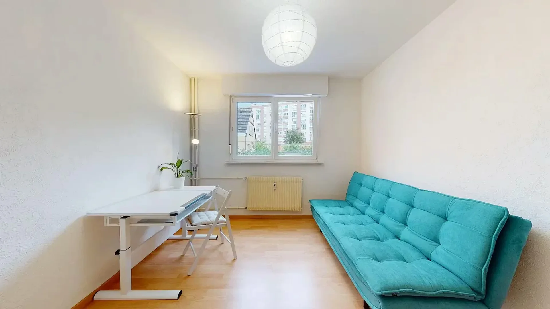 Quarto de estudante em  com área de estudo e instalações partilhadas