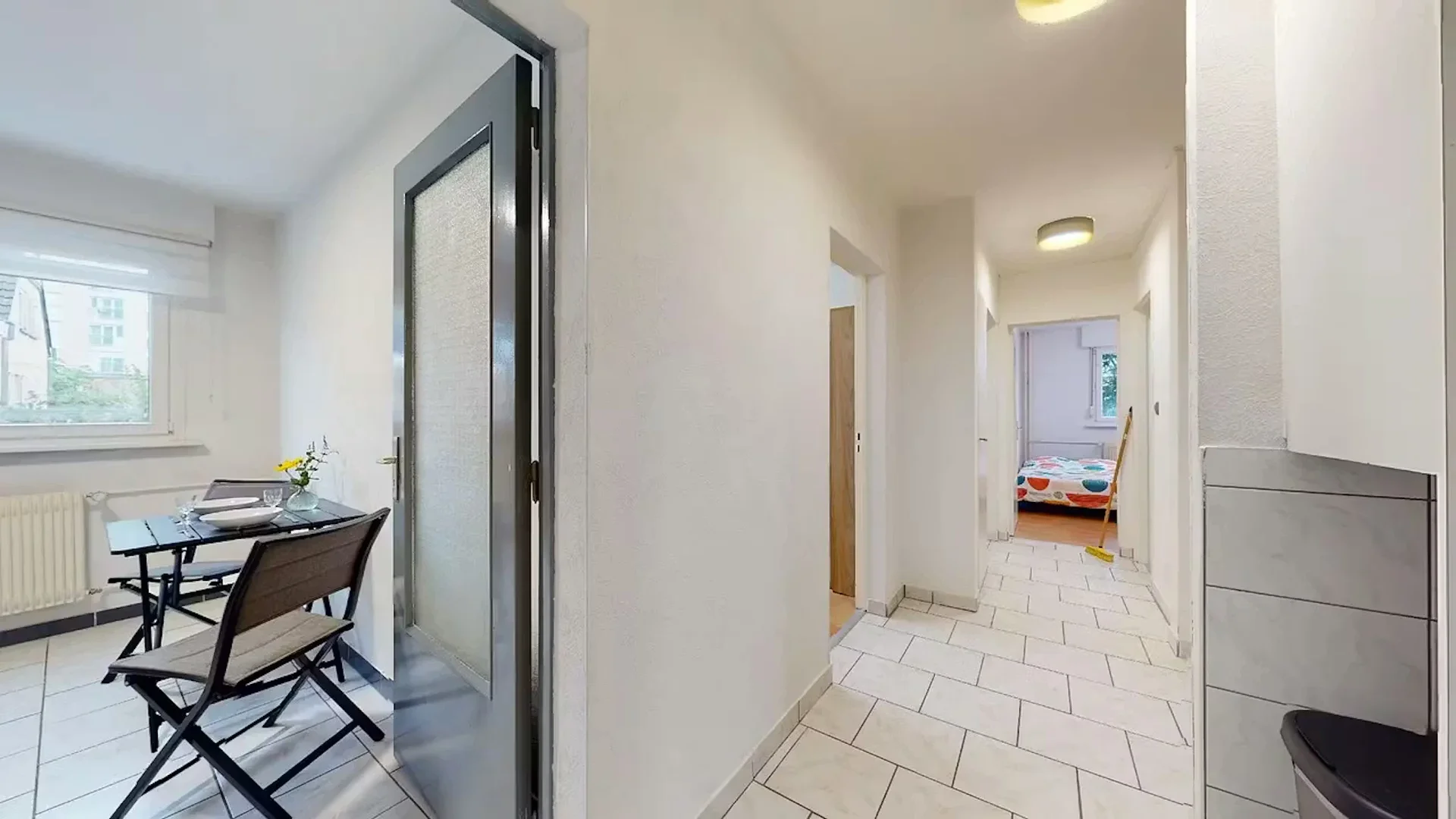 Quarto acessível para estudantes com iluminação ampla em 