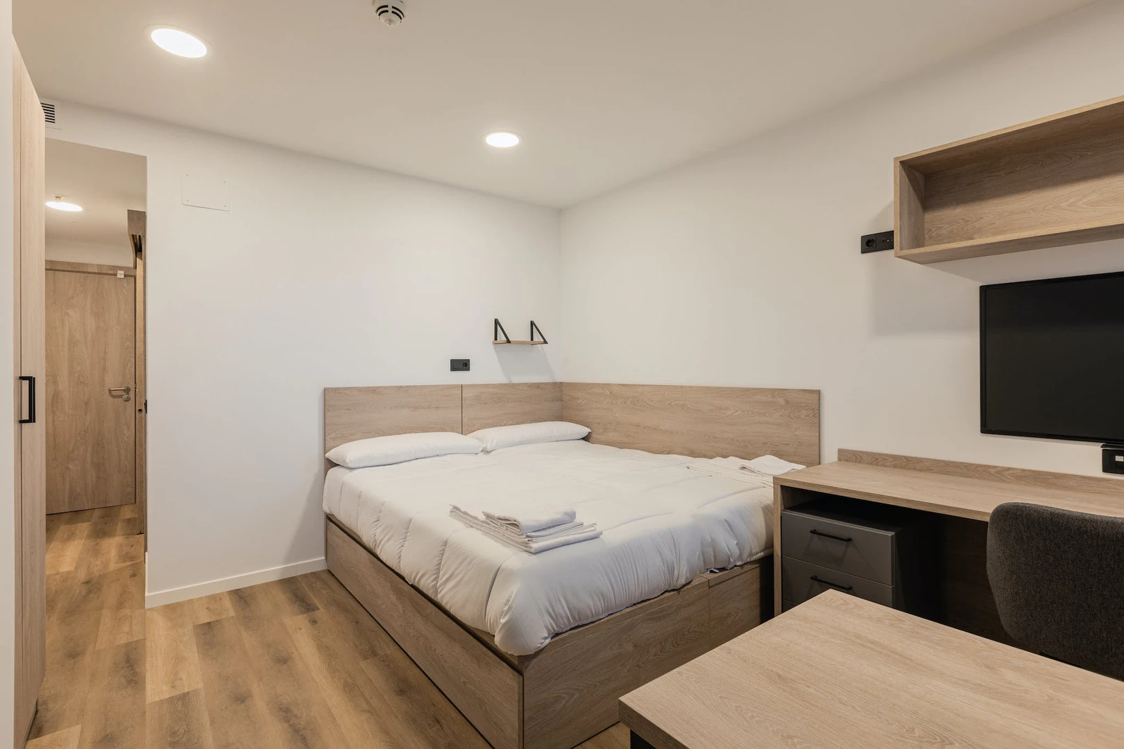 Shared room with desk in Santander