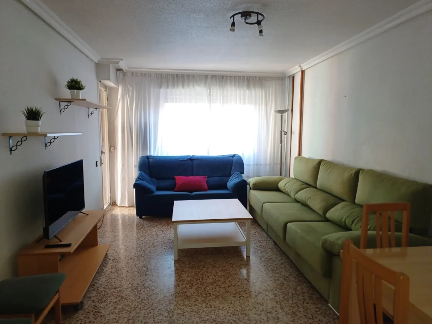 Chambre confortable pour étudiants disponible dans