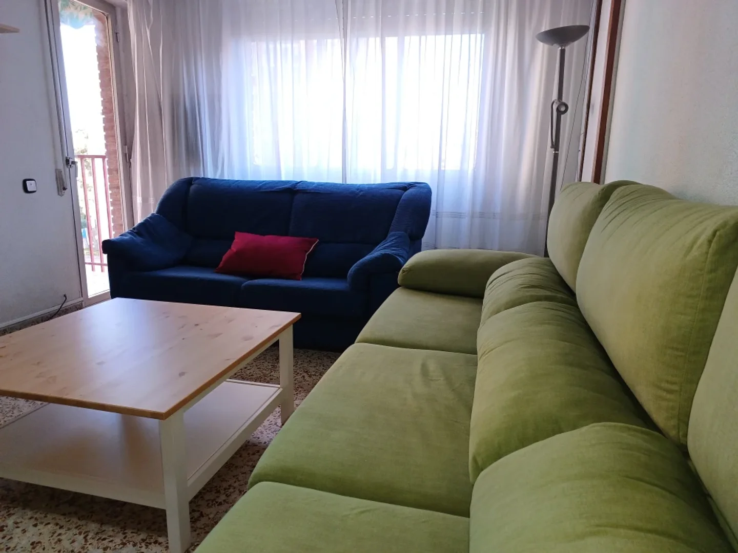 Chambre d'étudiant à avec espace d'étude et installations communes
