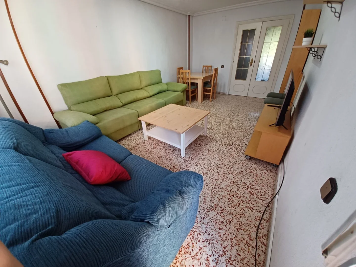 Chambre d'étudiant à avec espace d'étude et installations communes